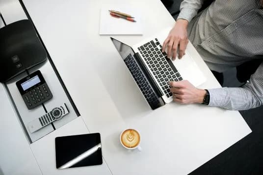 Praca nad dokumentacją kadrową przy laptopie