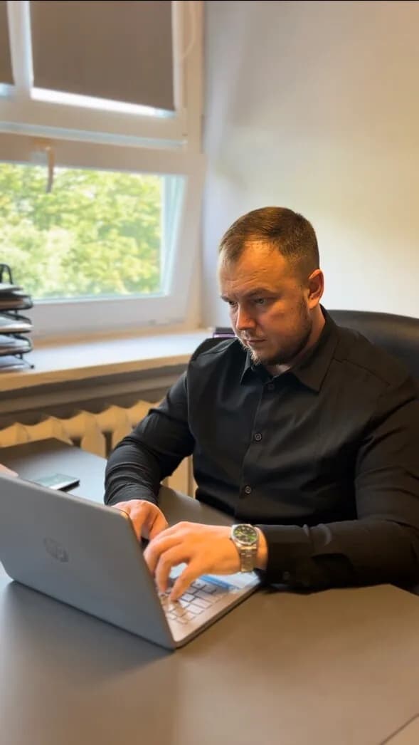 Vladyslav Honcharenko, założyciel Wall Dokument, przy pracy